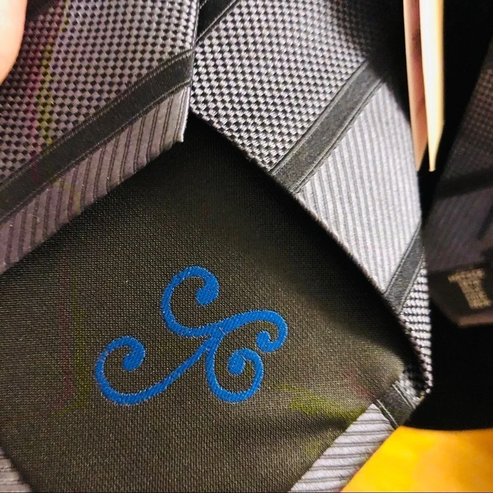 Y & G FASHION OF THE MOMENT 100% SILK TIE
